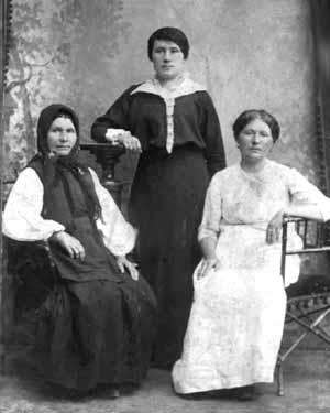 Моя мама, Євгенія Дорошенко (справа) з сестрами