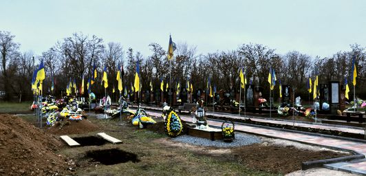 Свежие могилы на городском кладбище