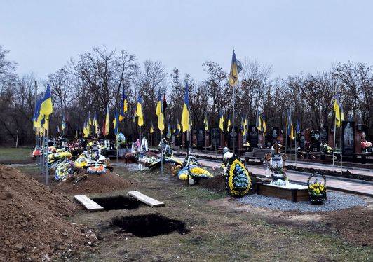 Свежие ямы на кладбище г.Пивденноукраинска