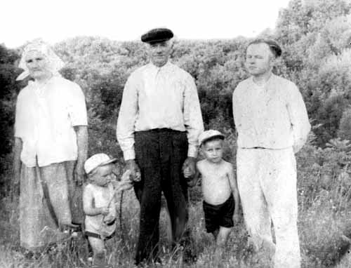 Сімейна фотографія: бабушка, дід та наш батько, Василь Іванович Білодід